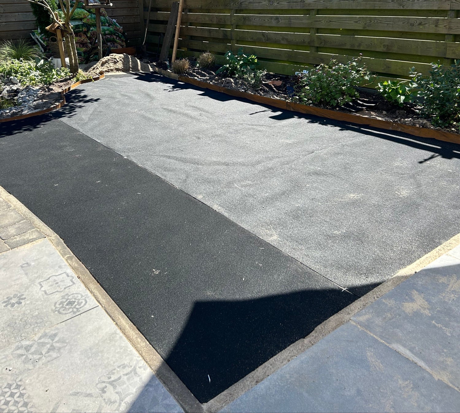 Drukverdeeldoek op maat gesneden | Voorbereiding voor het kunstgras leggen