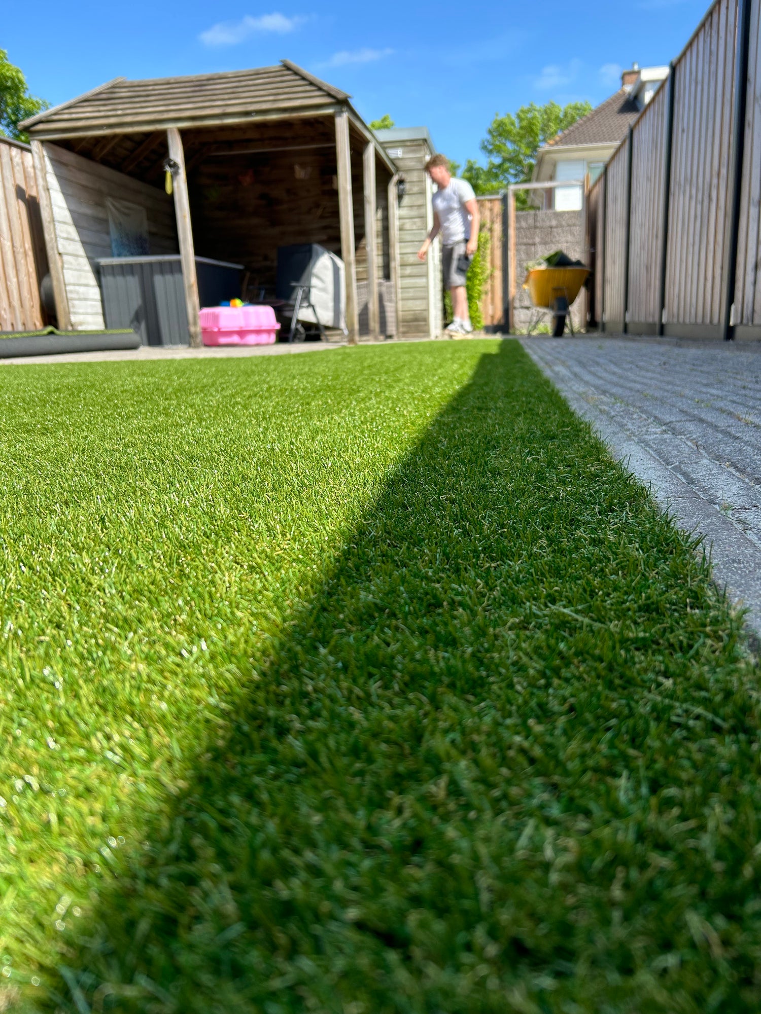 Kunstgras in de achtertuin - nauwkeurig naast straatwerk gelegd