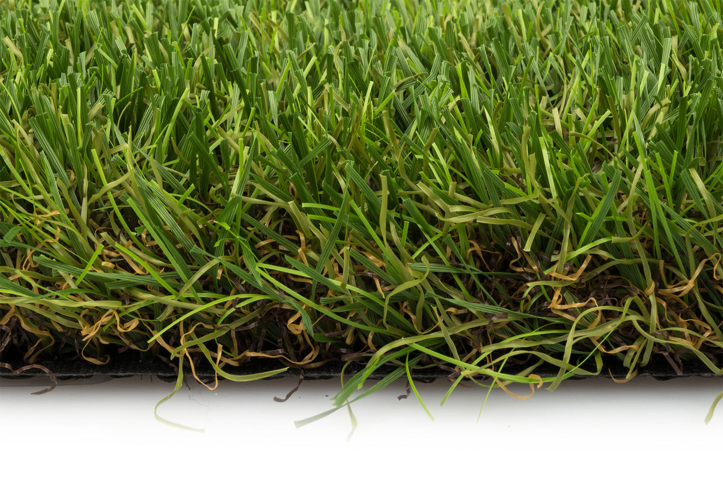 Close up zijaanzicht van kunstgras mat type Cypress met poolhoogte 45 millimeter vezels in groene kleur