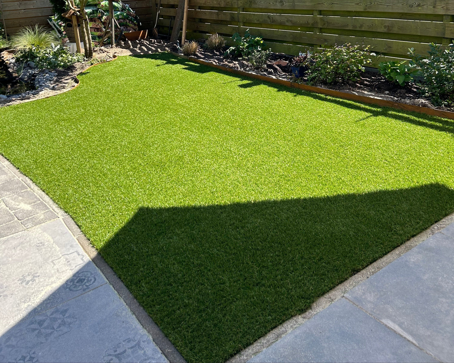 Kunstgras op maat in de achtertuin