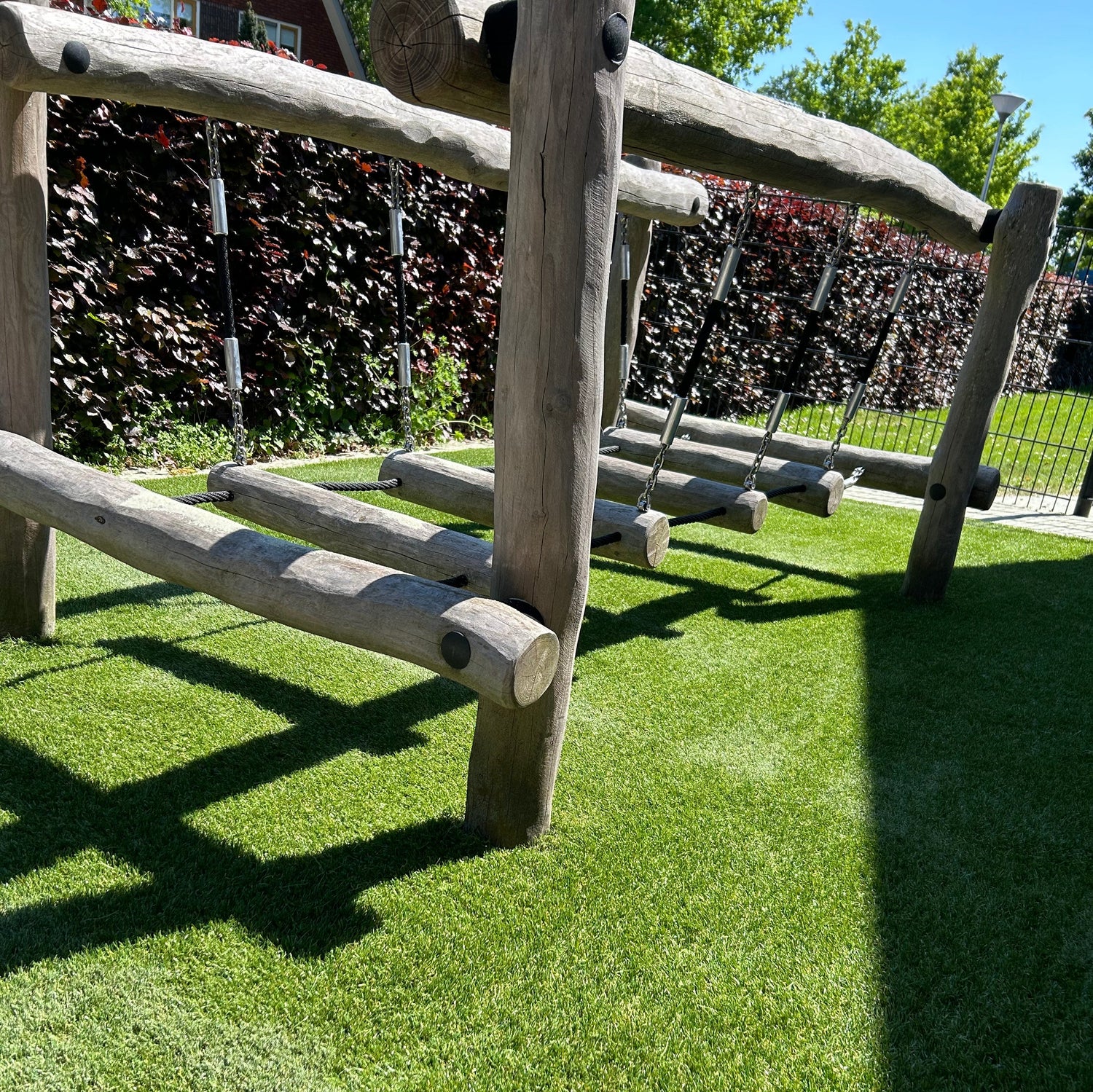 Kunstgras op speelveld met speeltoestellen