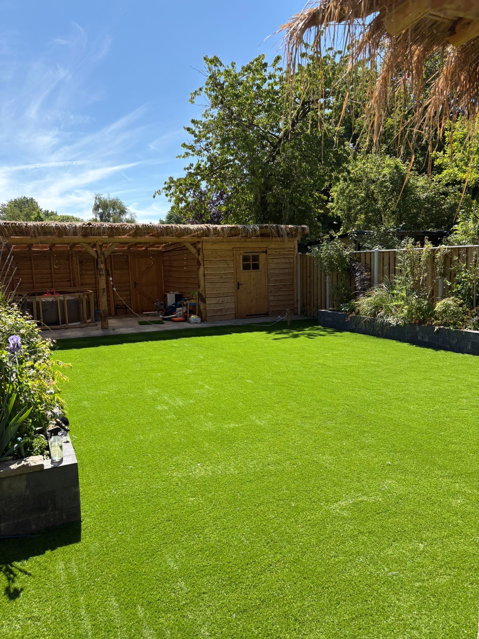 Onderhoudsvriendelijk kunstgras in de achtertuin met natuurlijke look