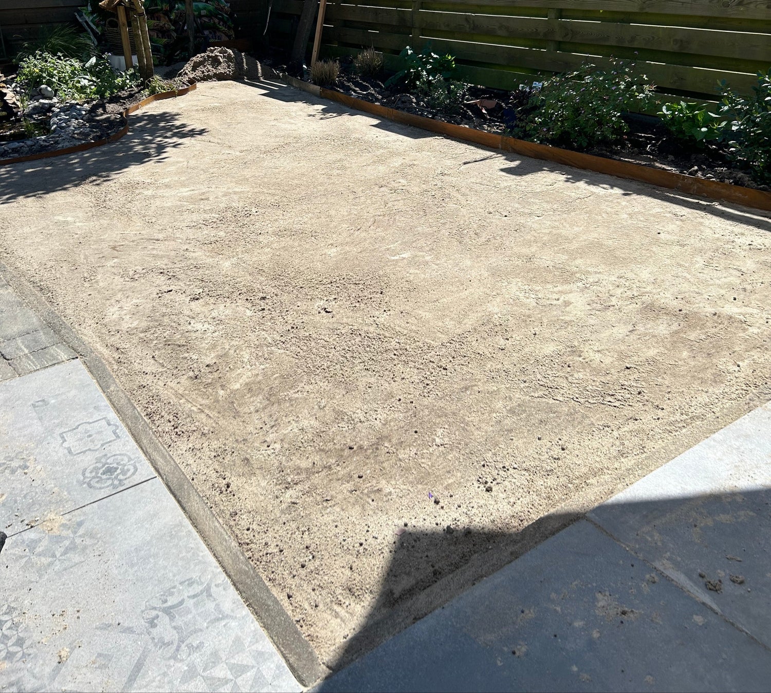 De grond is geëgaliseerd voordat het kunstgras gelegd wordt