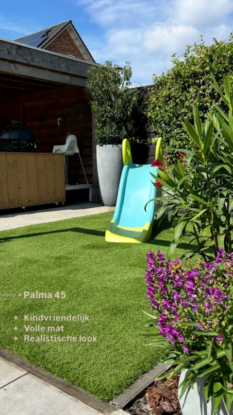 💚🌱🛝 Swipe om de mat van dichtbij te zien 👀 #kunstgras #tuininspiratie #tuinidee #puurkunstgras #kunstgrasindetuin @grasexpert