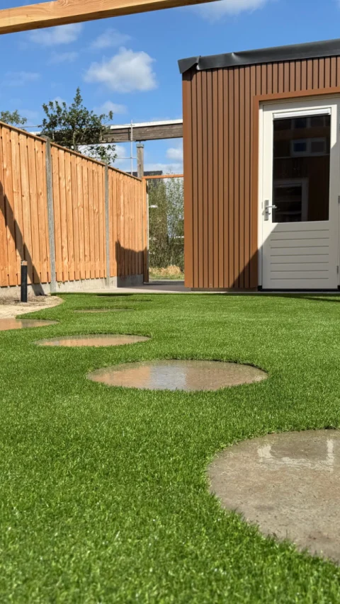 Bij een droomtuin draait het om het totaalplaatje.. Daarom kan kunstgras juist mooi worden geïntegreerd in het ontwerp&hellip;