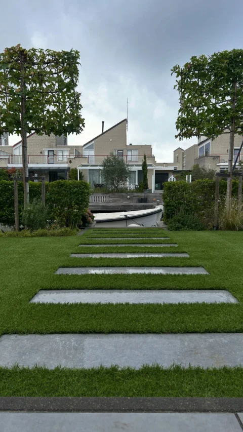 𝗩𝗮𝗻𝗱𝗮𝗮𝗴 𝗺𝗼𝗰𝗵𝘁𝗲𝗻 𝘄𝗲 𝘄𝗲𝗲𝗿 𝗲𝗲𝗻 𝗺𝗼𝗼𝗶𝗲 𝘁𝘂𝗶𝗻 𝗮𝗮𝗻𝗽𝗮𝗸𝗸𝗲𝗻! 🌱💪🏼 We hebben hier Kunstgras Palma 45 aangelegd: een volle,&hellip;